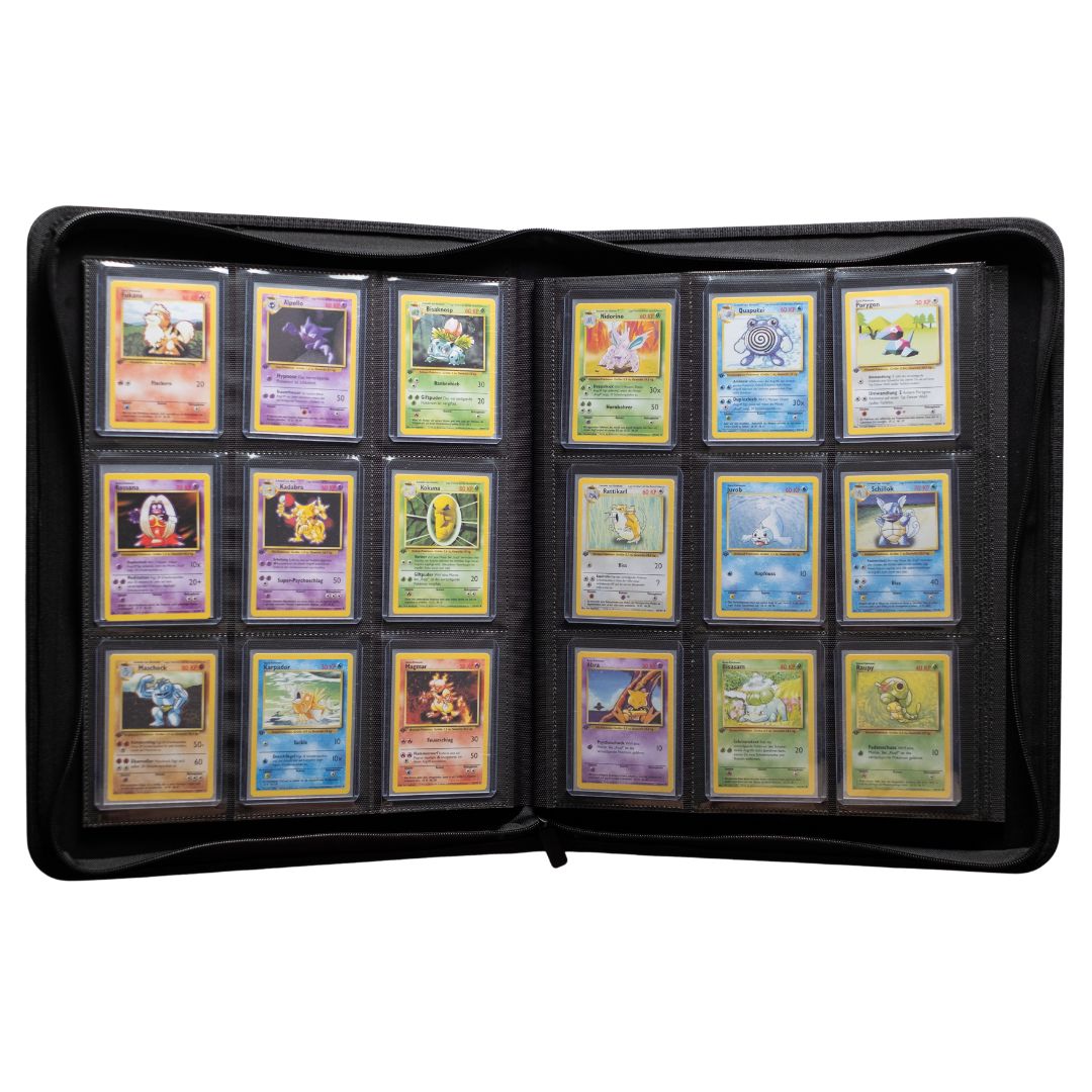 Offener Toploader Binder für 252 Sammelkarten mit Pokémon-Karten in 3x4 Toploadern – Kartenordner mit Reißverschluss und beidseitig nutzbaren Seiten.