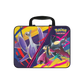 Pokémon Sammelkoffer Herbst 2025 Deutsch – Metallkoffer mit 6 Boosterpacks, holografischen Promokarten, Sticker, Mini-Album und Pokémon-Münze
