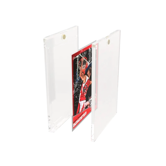 Ultra PRO ONE-TOUCH X Magnetic Card Holder – geöffnet mit gesleevter Basketball-Trading-Card im 35pt UV-Schutz-Halter